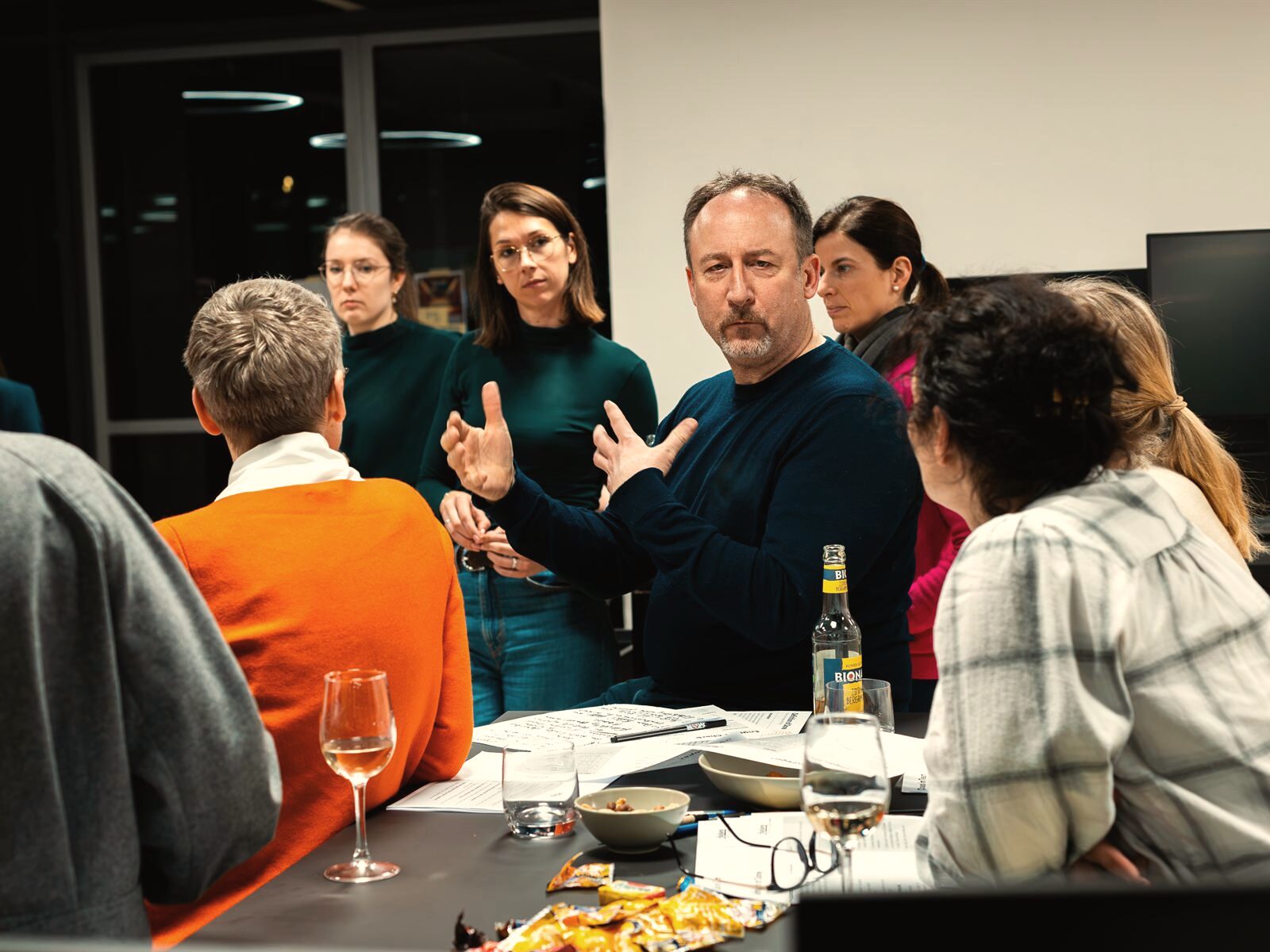 Teilnehmende wenden Methoden in einer interaktiven Trainingssimulation unmittelbar an.