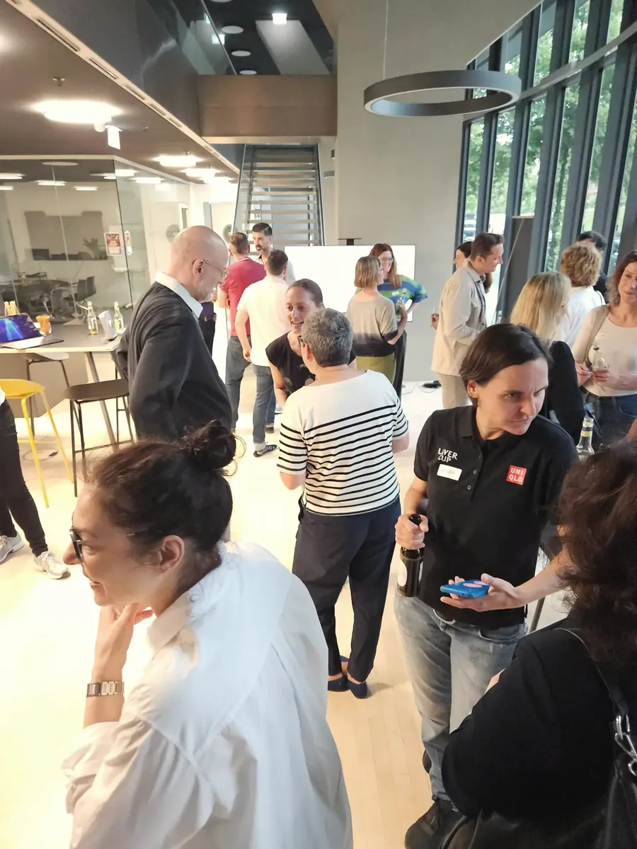 Eine große Gruppe erprobt bei der Agiliana Sandbox Night gemeinsam neue Workshopmethoden.