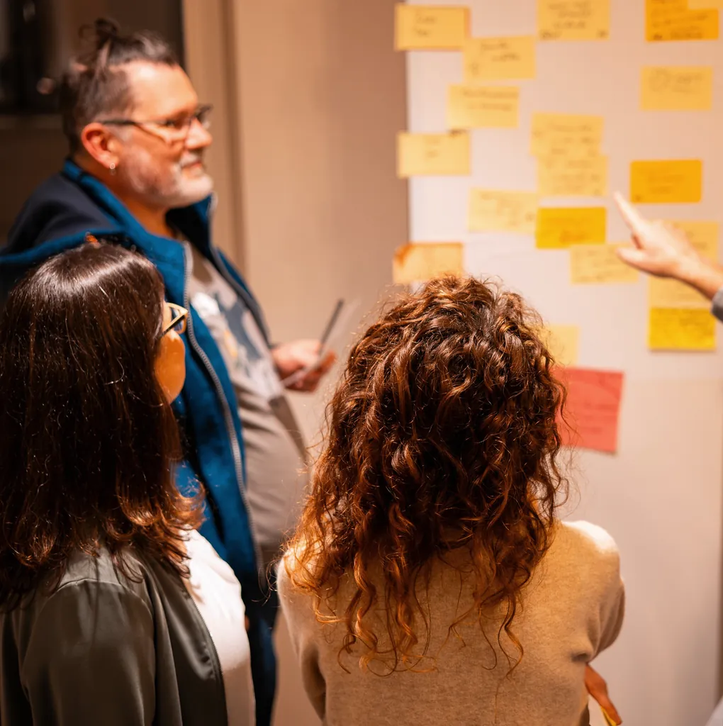 Parallel arbeitende Gruppen entwickeln gemeinsam ein lernendes Transformationssystem.