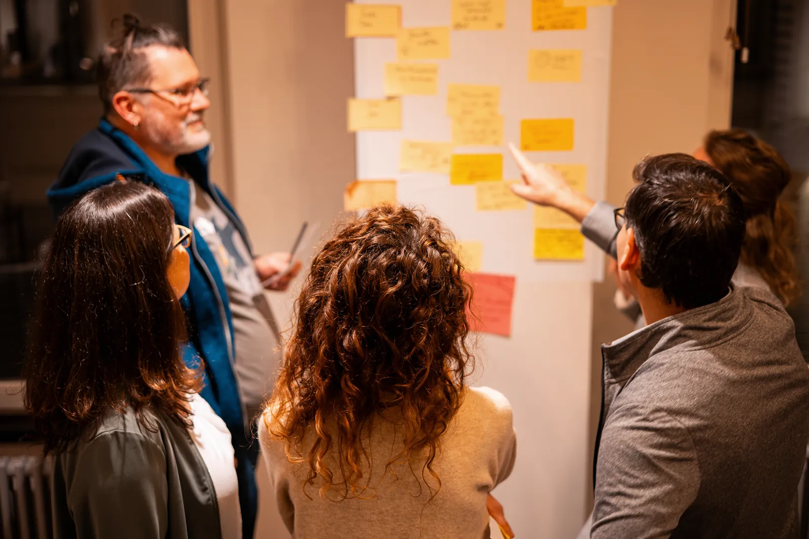 Workshopteilnehmende prüfen gemeinsam, wo Veränderung ins Stocken gerät.