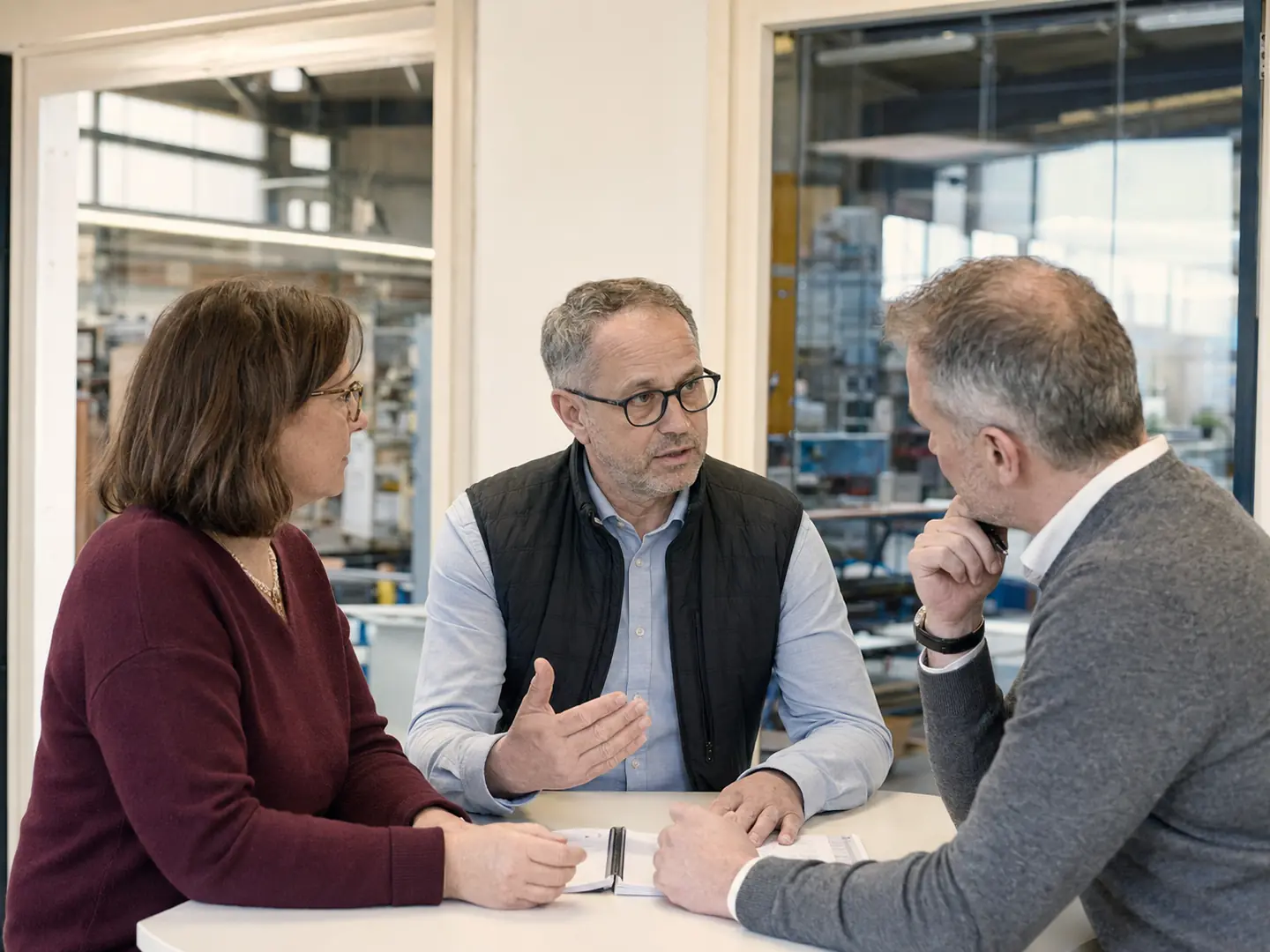 Ein natürliches Führungsteam eines mittelständischen Unternehmens arbeitet pragmatisch an Strategie und Organisation.