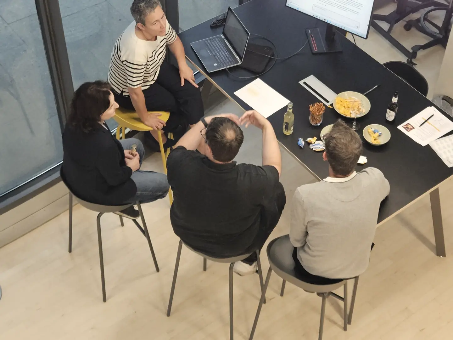 Eine gemischte Arbeitsgruppe ordnet Beobachtungen und klärt, ob der Organisation-Health-Check der richtige Einstieg ist.