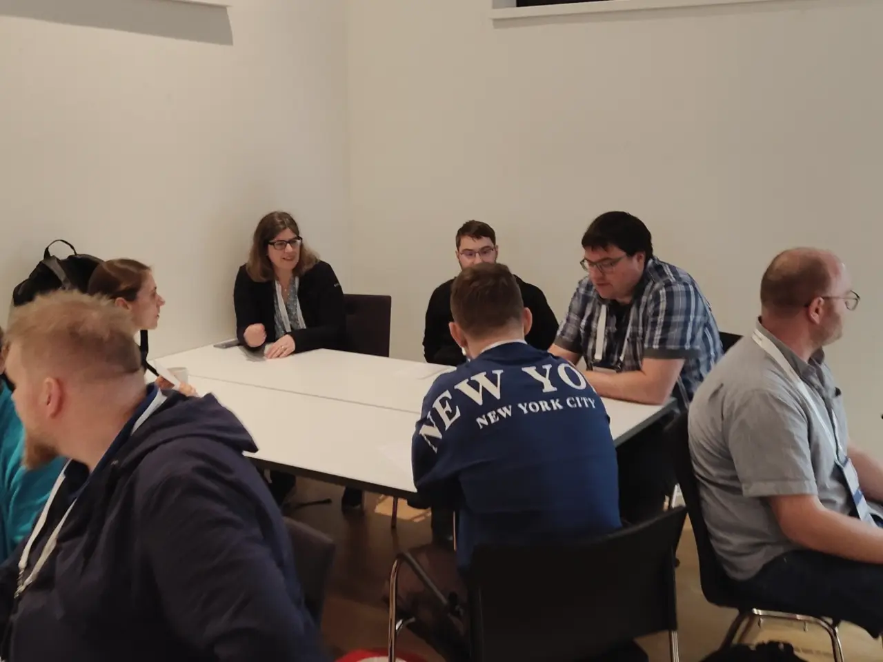Mehrere Kleingruppen bearbeiten parallel praktische Trainingsaufgaben.