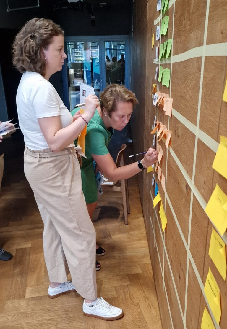 Teilnehmende bearbeiten unterschiedliche Perspektiven in einem Stakeholder-Workshop.